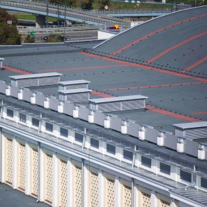 Dach COS Torwar z perspektywy dachu stadionu Legii Warszawa