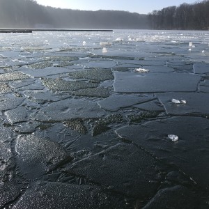 Walka z lodem na jeziorze w COS - OPO Wałcz. 
