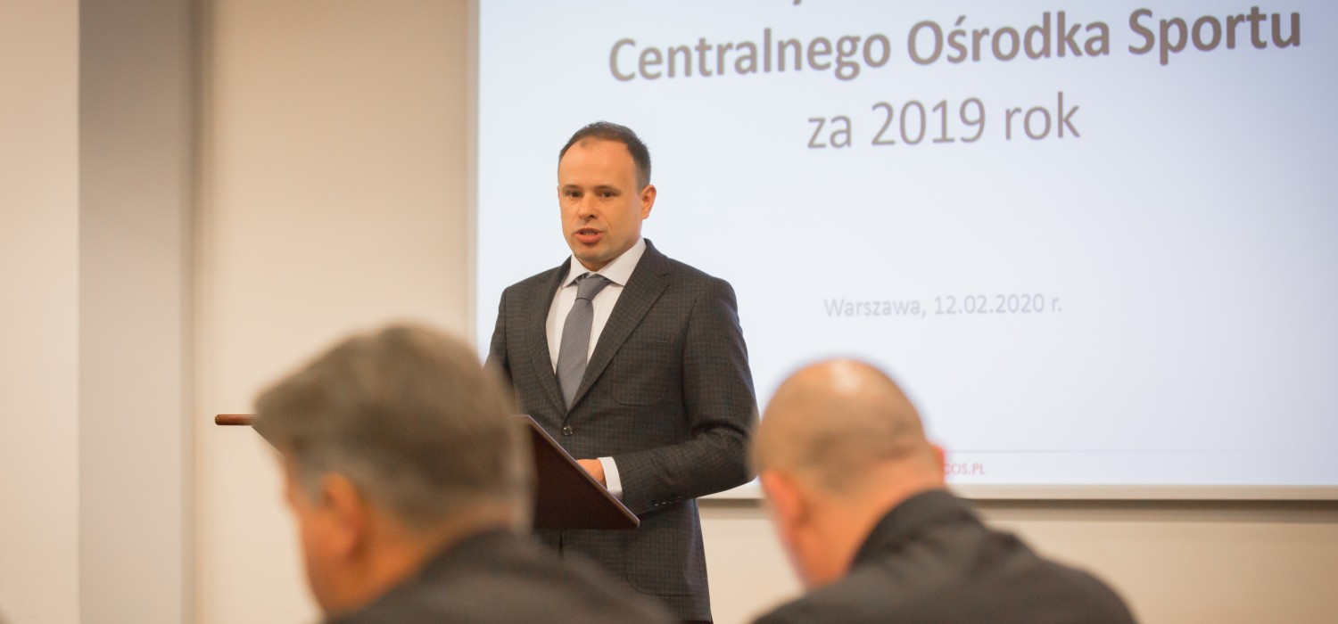 Dyrektor Mateusz Grzybowski przemawia do dyrekcji COS OPO