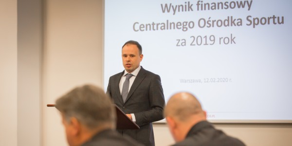 Dyrektor Mateusz Grzybowski przemawia do dyrekcji COS OPO