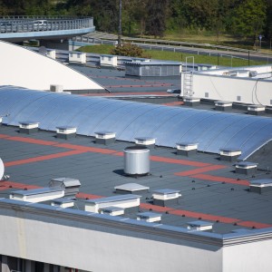 Świetlik hali COS Torwar z perspektywy dachu stadionu Legii Warszawa