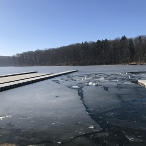 Walka z lodem na jeziorze w COS - OPO Wałcz. 
