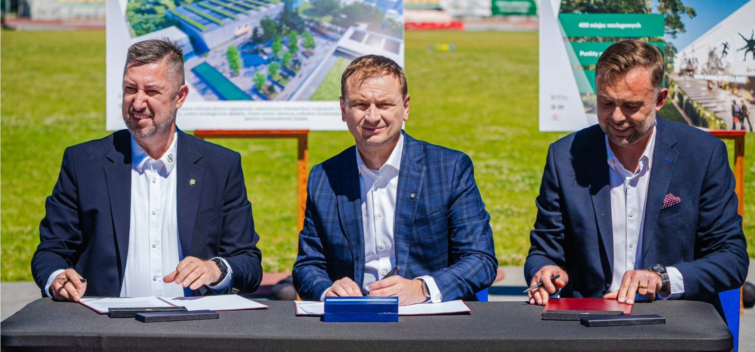 Minister Sławomir Nitras, Rektor AWF Warszawa Bartosz Molik oraz Dyrektor Centralnego Ośrodka Sportu Janusz Samel podpisują list intencyjny ws. budowy Narodowego Centrum Sportu