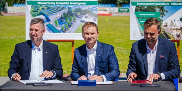 Minister Sławomir Nitras, Rektor AWF Warszawa Bartosz Molik oraz Dyrektor Centralnego Ośrodka Sportu Janusz Samel podpisują list intencyjny ws. budowy Narodowego Centrum Sportu