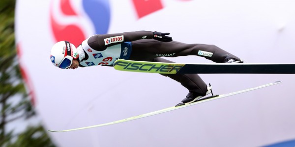 Kamil Stoch podczas skoku narciarskiego