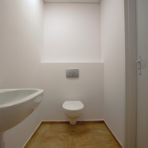 Toaleta przy pomieszczeniu biurowym w hali COS Torwar