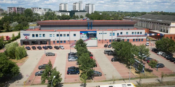 Zdjęcie parkingu obok hali COS Torwar przed COS Torwar Lodowisko